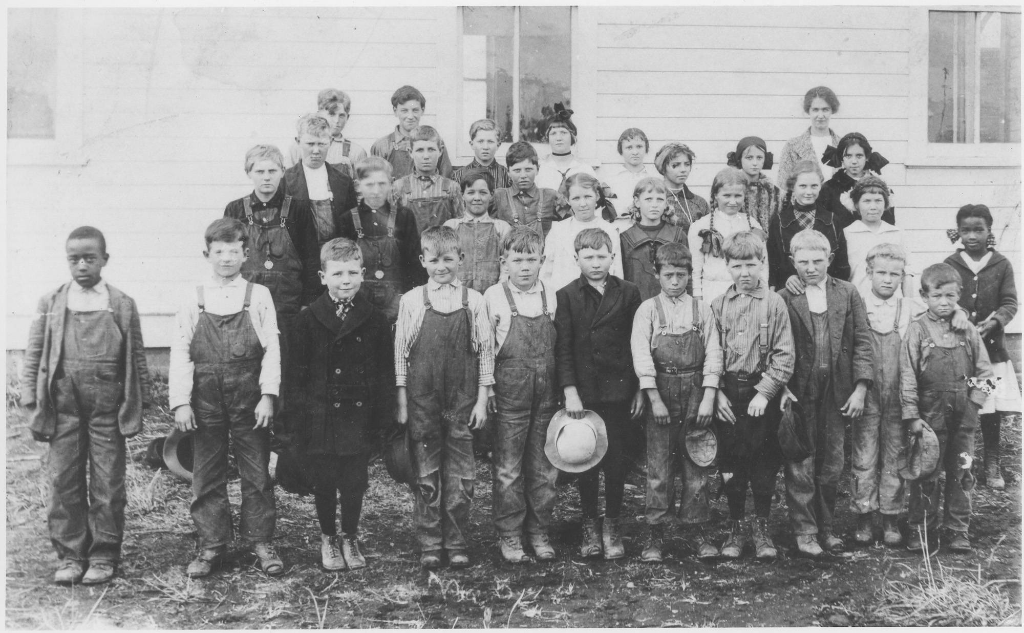 Dysart School, class photo, Kittitas County, Washington, circa 1900-1909; Ellensburg Heritage, BBS454A
